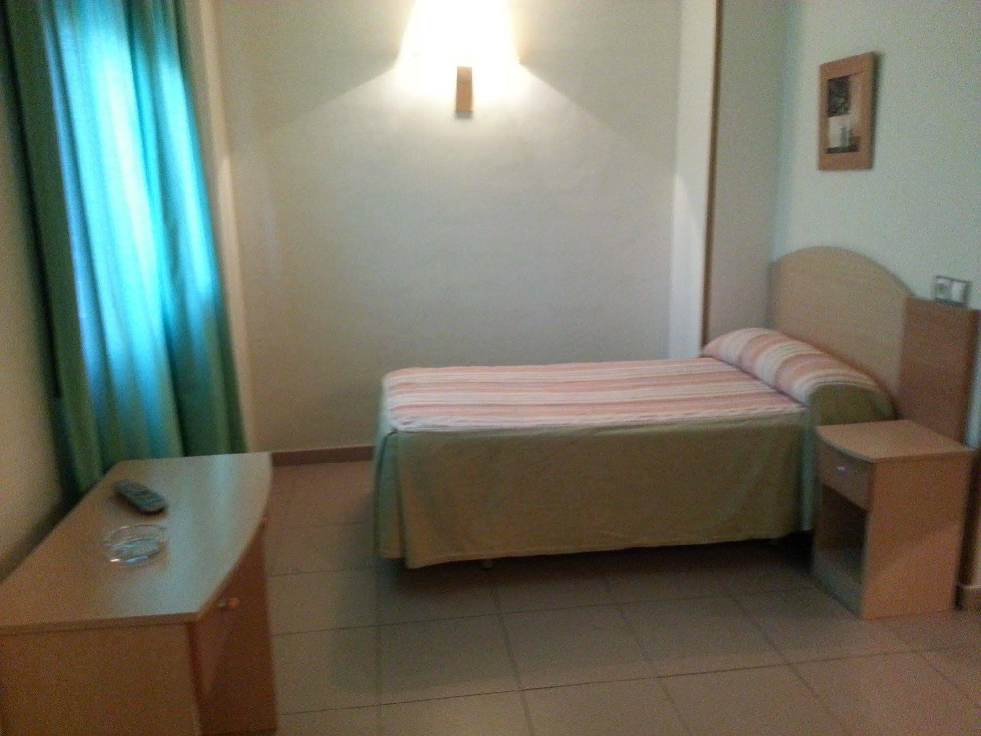 Hostal El Arco Mejorada Del Campo Εξωτερικό φωτογραφία
